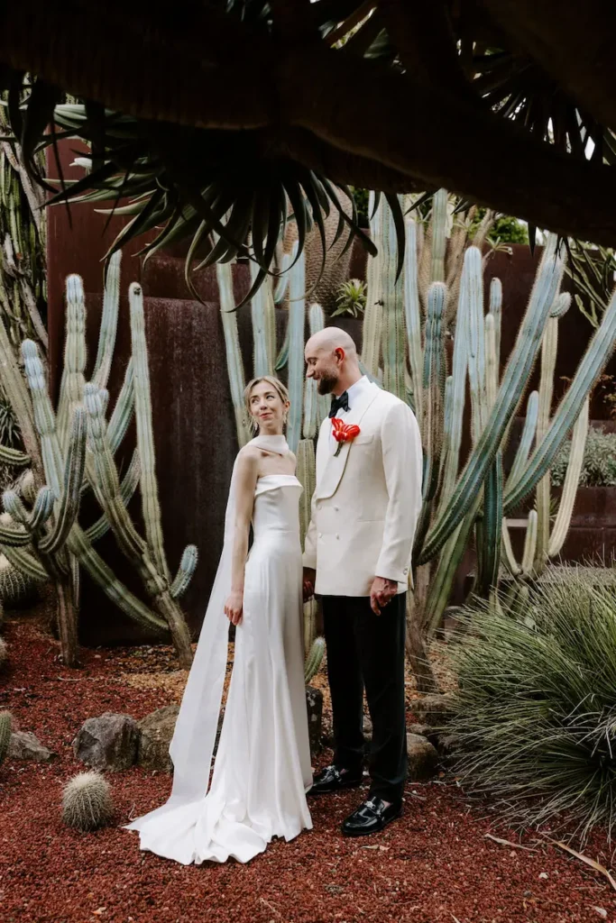 Bride-and-groom-in-botanic-gardens-sydney