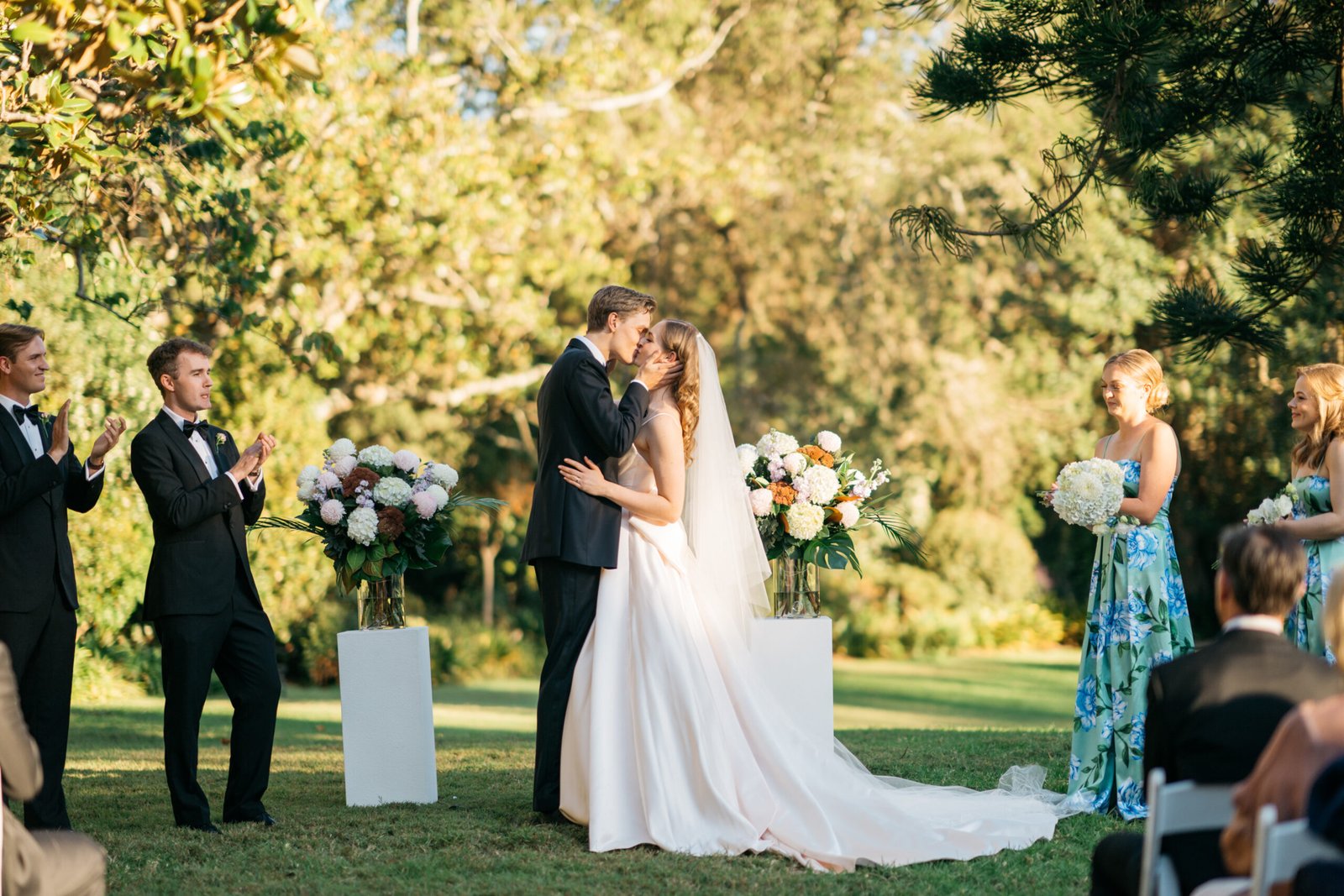 bride-groom-kiss-at-vaucluse-house
